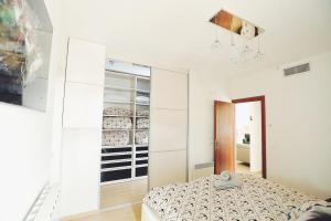Un pat sau paturi într-o cameră la Art Apartment In Mamila - Parking Best Location 2