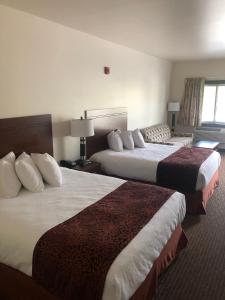 een hotelkamer met 2 bedden en een raam bij Yellowstone Big Rock Inn in Gardiner