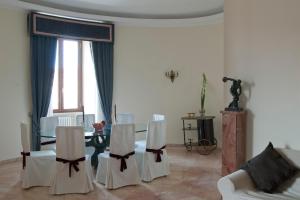 A seating area at Le Cupoline
