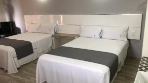 グアダラハラにあるHotel Galloの白と黒の部屋にベッドが2つ +22枚の写真