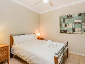 Un pat sau paturi într-o cameră la Angourie Blue 7