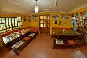 einen Blick über ein Zimmer mit Tischen und Stühlen in der Unterkunft La Casa de Zarela in Huaraz