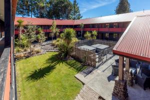 een uitzicht op een gebouw met een tuin bij The Park Hotel Ruapehu in National Park