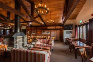 TV a/nebo společenská místnost v ubytování The Park Hotel Ruapehu