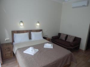 1 dormitorio con 1 cama con 2 toallas en Hotel Belugo en Batumi