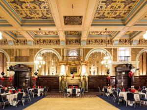 ein Bankettsaal mit Tischen und Stühlen in einem Gebäude in der Unterkunft The Grand Hotel Leicester by The Unlimited Collection in Leicester