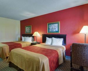 Katil atau katil-katil dalam bilik di Econo Lodge Pine Bluff