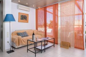 A bed or beds in a room at Panoramic view roof garden apartment