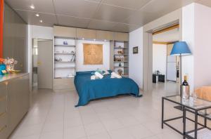 A bed or beds in a room at Panoramic view roof garden apartment
