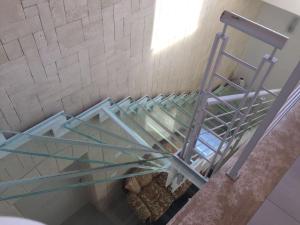 カステッルッツォにあるB&B Albatrosの部屋の階段(ガラスの手すり付)