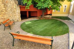 A garden outside Piacsek Apartmanház
