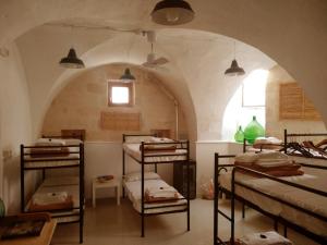 Cette chambre comprend des lits superposés. dans l'établissement Masseria Urbana, à Crispiano