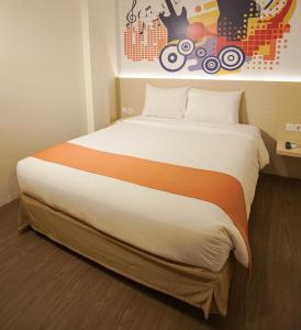 Postel nebo postele na pokoji v ubytování Green Red Hotel Syariah Jombang + 37 fotografií