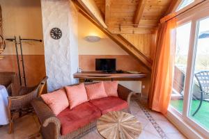 ein Wohnzimmer mit einem Sofa und einem Fenster in der Unterkunft Haus Seeblick in Herrsching am Ammersee