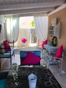 アルビールにあるCasa Oasisのピンクの枕が付いたベッドと椅子が備わる部屋