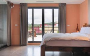 Rúm í herbergi á Jing Guan Hotel
