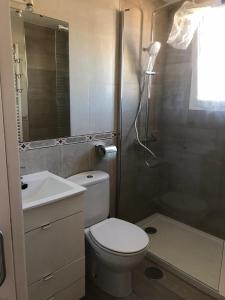 アルビールにあるCasa Oasisのバスルーム(トイレ、洗面台、シャワー付)