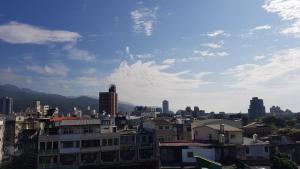 uitzicht op een stad met gebouwen en bergen bij Toucheng Homestay in Toucheng
