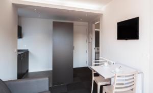 A television and/or entertainment centre at Apartaments i habitacions Can Morera Olot