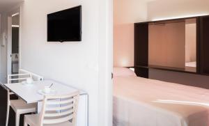 A television and/or entertainment centre at Apartaments i habitacions Can Morera Olot