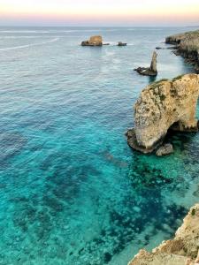 una vista del océano con rocas en el agua en Populus, en Siracusa