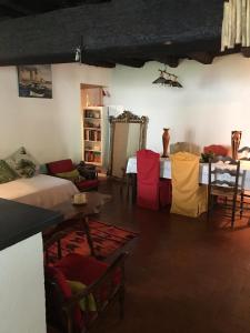 a living room with a bed and a table and chairs at Maison de village in Ortiporio
