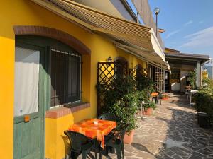 a table and chairs sitting outside of a building at Casa Vacanze Lillo in Vezzano Ligure