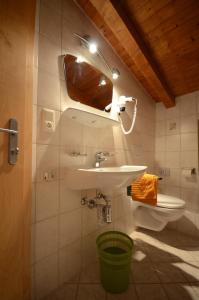 y baño con lavabo y espejo. en Landhaus Hofer en Neustift im Stubaital