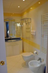 Kylpyhuone majoituspaikassa Giardino dei Colori Appartamenti Dianella Pool relax &family friendly