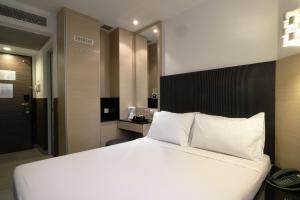 Uma cama ou camas num quarto em The Snooze Hotel at Bugis
