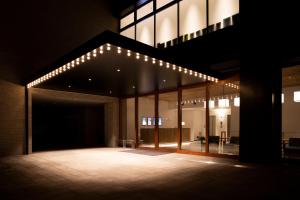 una stanza vuota con luci sul lato di un edificio di MASCOS HOTEL Masuda Onsen a Masuda