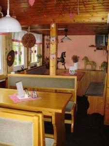 Chata Šohajka في بيك بود سنيزكو: مطعم مع صالة طعام مع طاولات وكراسي