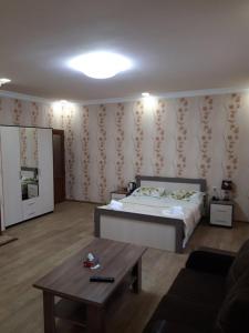 Hotel Felisa Gyumri في غيومري: غرفة نوم بسرير وطاولة قهوة