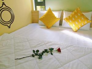 Postel nebo postele na pokoji v ubytování Xanh Lá Homestay Hội An