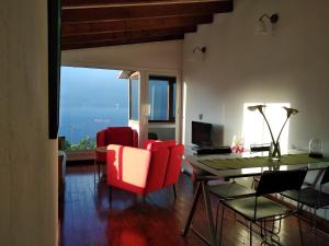 een woonkamer met een eettafel en rode stoelen bij Dos Violetas in Mocanal