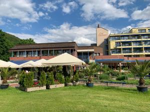 a hotel with umbrellas in front of a building at Private Suite im Gebäude des Graf Eberhard Hotels in Bad Urach