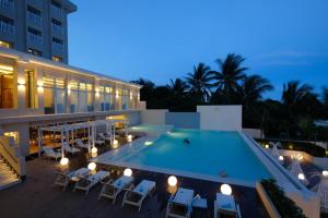 The swimming pool at or close to BE Resort Mactan