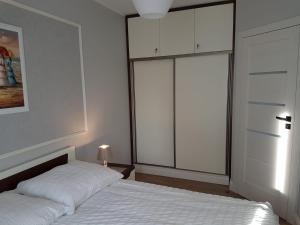 1 dormitorio con cama y ventana grande en u Jolanty, en Jastrzębia Góra
