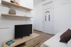 TV a/nebo společenská místnost v ubytování The Beach Suites