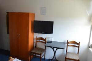 Cette chambre dispose d'une table et d'une télévision à écran plat. dans l'établissement Motel Signal, à Banja Luka