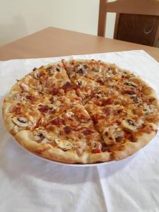 uma pizza sentada em cima de uma mesa em Casa Mia em Hateg