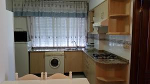 A kitchen or kitchenette at Apartamentos Timón Puerto