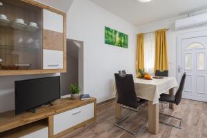 TV a/nebo společenská místnost v ubytování The Beach Suites