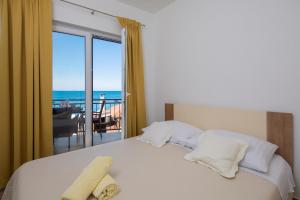Postel nebo postele na pokoji v ubytování The Beach Suites