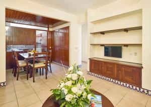 a living room with a table and a dining room at Cheerfulway Ouravista Apartamentos in Albufeira