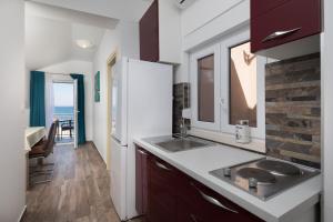 Kuchyň nebo kuchyňský kout v ubytování The Beach Suites