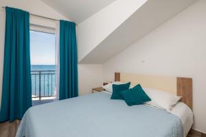 Postel nebo postele na pokoji v ubytování The Beach Suites