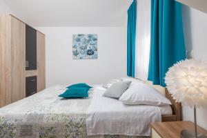 Postel nebo postele na pokoji v ubytování The Beach Suites