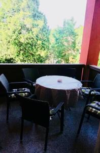 a table and chairs in a room with a window at Ferienwohnung Alt Görlitz II in Görlitz