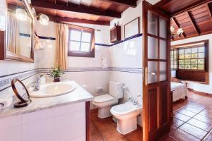 Ένα μπάνιο στο Casa Rural Fidel +43 φωτογραφίες
